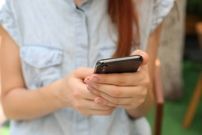 girl-using-app-on-phone